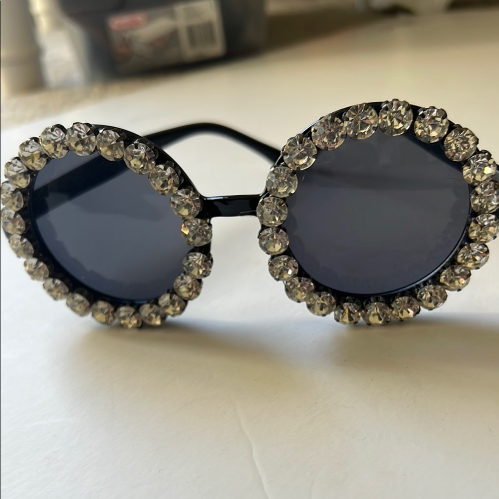 Luxurious Black and Silver Sunglasses with Crystal Embellishments - Picture 3 of 3